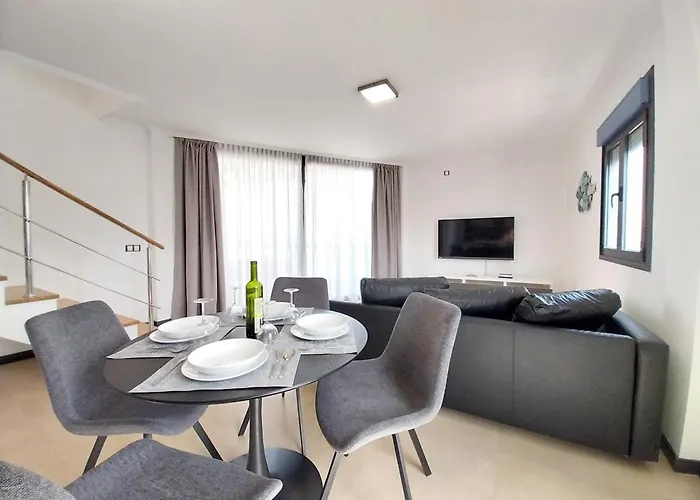 Ma Estates Denebola 2 アパート